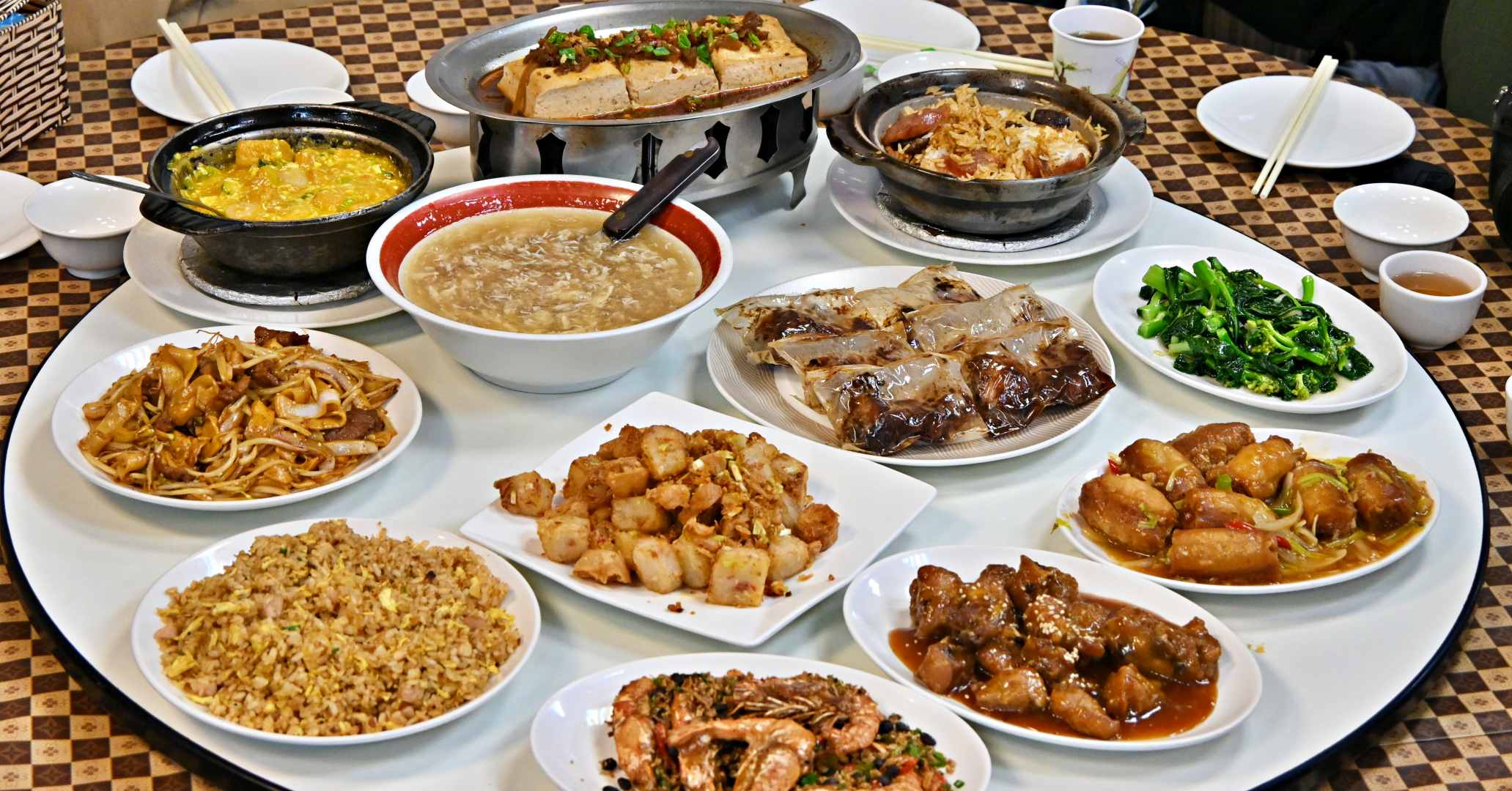 網站近期文章：【大直美食】大直小館， 正宗港味煲仔飯鍋巴香到爆 (菜單)