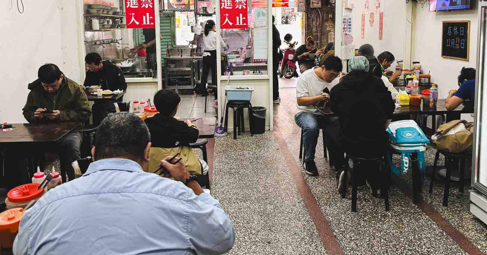 網站近期文章：【萬華美食】采宏牛肉麵，百元就有肉量飽滿紅燒牛肉麵，原建宏牛肉麵 (菜單)