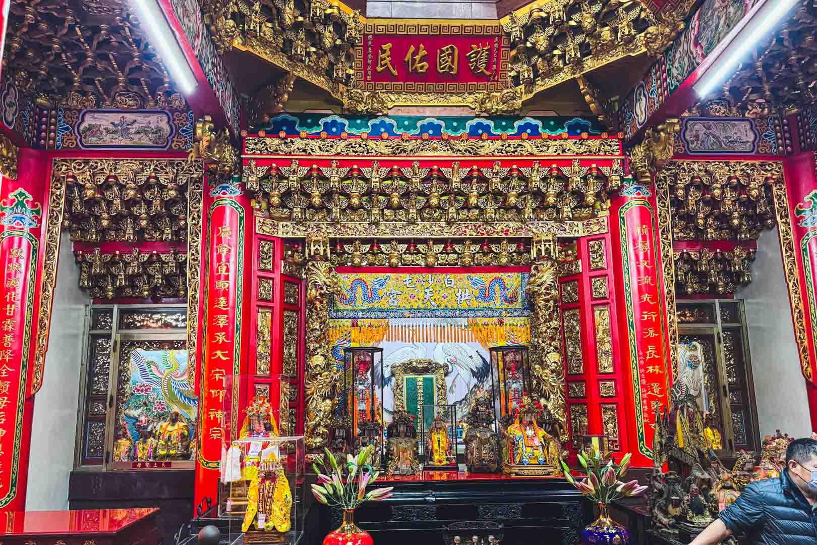 白沙屯拱天宮, 白沙屯拱天宮媽祖廟, 粉紅超跑, 壓轎金, 遶境