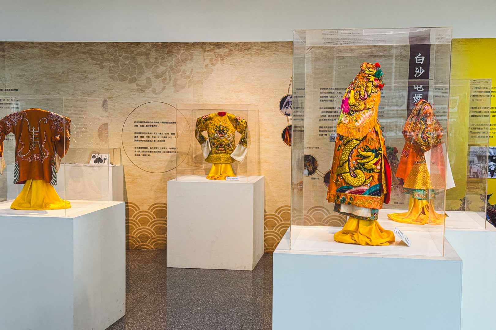 白沙屯拱天宮, 白沙屯拱天宮媽祖廟, 粉紅超跑, 壓轎金, 遶境